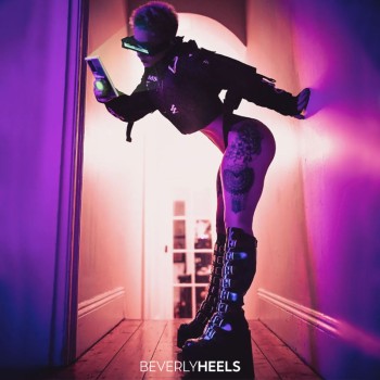 Cyber-assassin vibes. 💙💜💕🔫
