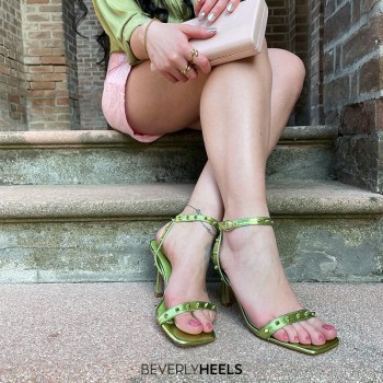 Add some green for your summer look 💚💚