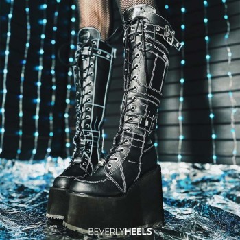 These knee high baddies come with zipper stash pockets, pen holders & contrast white stitching 🧵